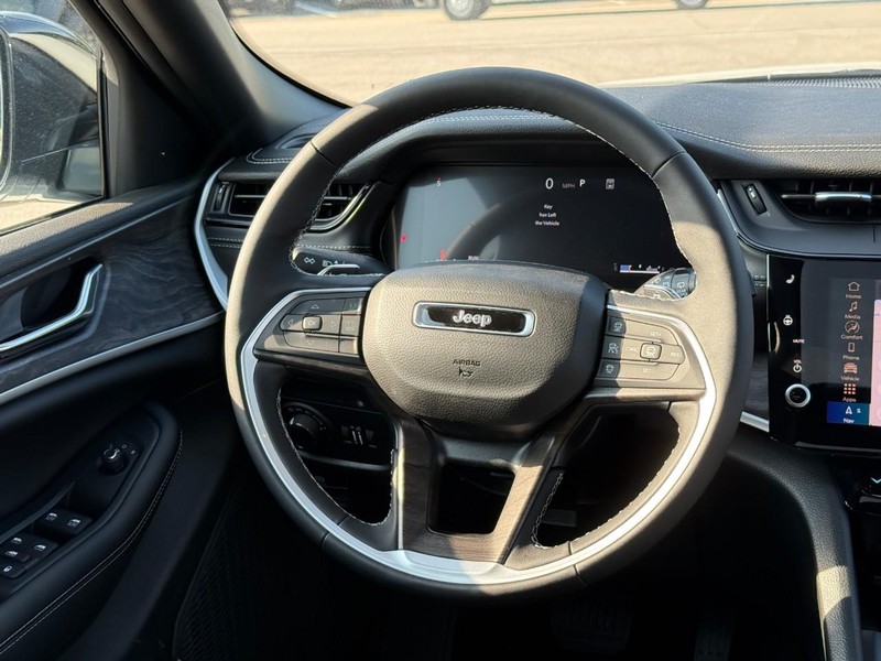 Jeep Grand Cherokee L Vehicle Full-screen Gallery Image 7