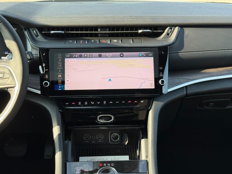 Jeep Grand Cherokee L Vehicle Full-screen Gallery Image 8