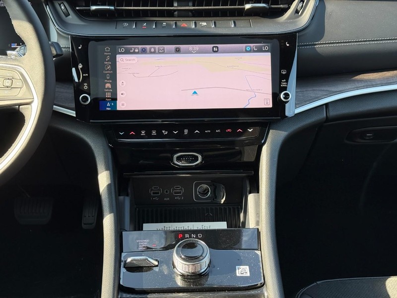 Jeep Grand Cherokee L Vehicle Full-screen Gallery Image 9