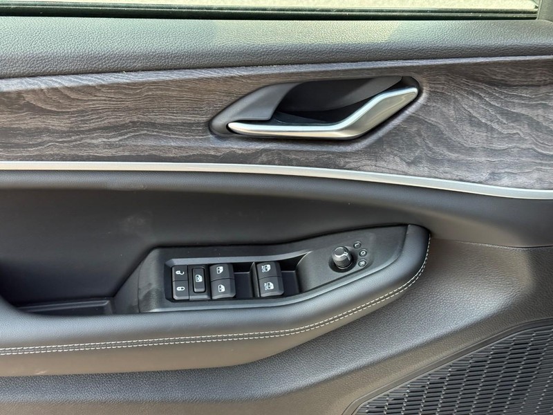 Jeep Grand Cherokee L Vehicle Full-screen Gallery Image 11