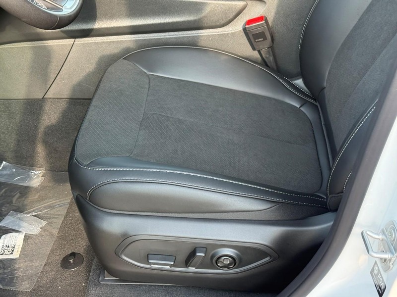 Jeep Grand Cherokee L Vehicle Full-screen Gallery Image 12
