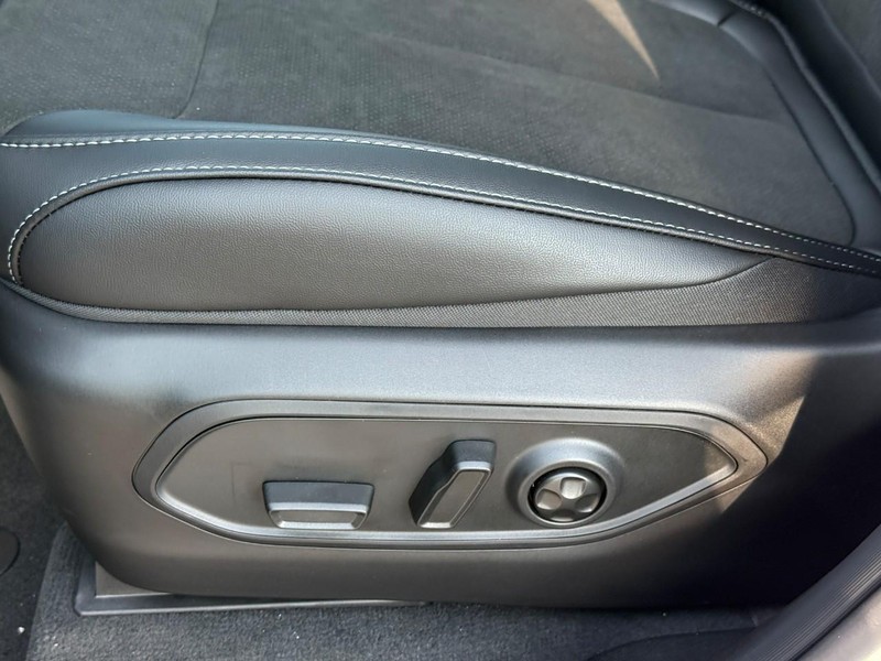 Jeep Grand Cherokee L Vehicle Full-screen Gallery Image 13
