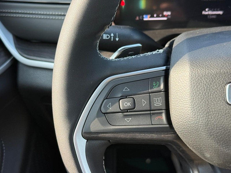 Jeep Grand Cherokee L Vehicle Full-screen Gallery Image 14