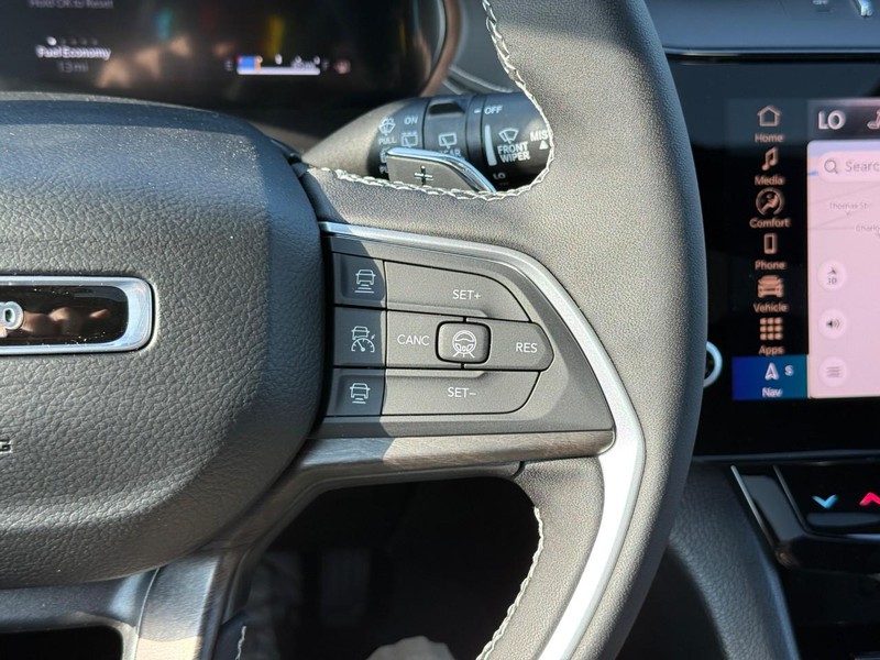 Jeep Grand Cherokee L Vehicle Full-screen Gallery Image 15