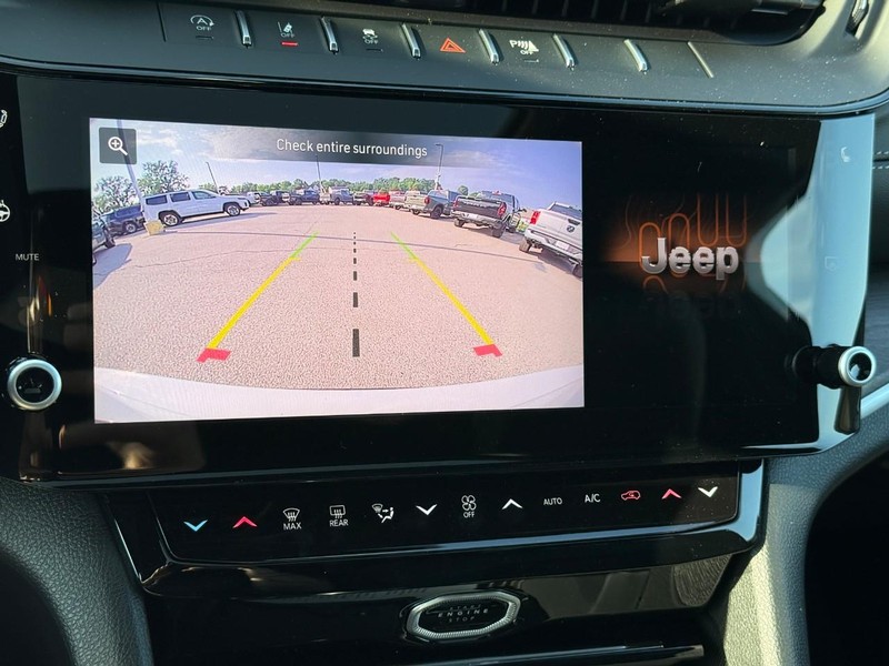 Jeep Grand Cherokee L Vehicle Full-screen Gallery Image 17
