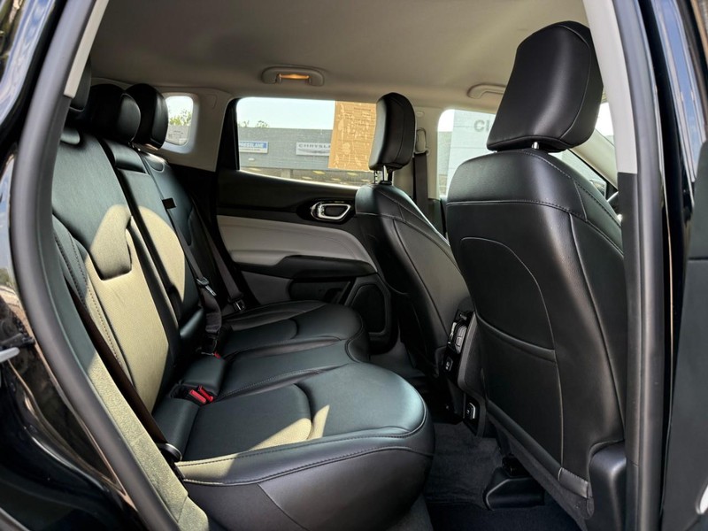 Jeep Compass Vehicle Full-screen Gallery Image 10