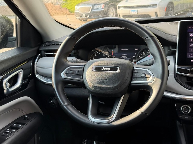 Jeep Compass Vehicle Full-screen Gallery Image 12
