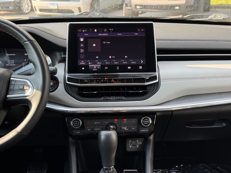 Jeep Compass Vehicle Full-screen Gallery Image 13