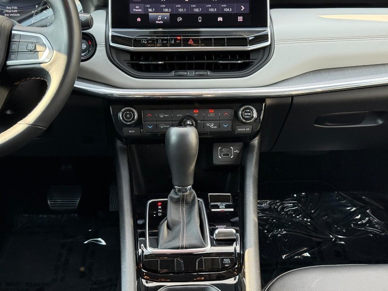 Jeep Compass Vehicle Full-screen Gallery Image 14