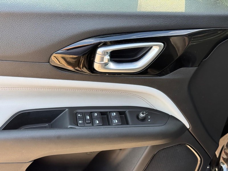 Jeep Compass Vehicle Full-screen Gallery Image 15