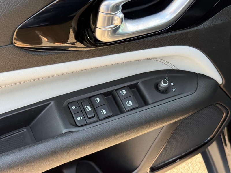 Jeep Compass Vehicle Full-screen Gallery Image 16