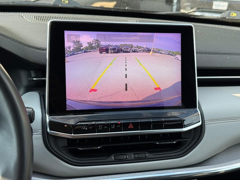 Jeep Compass Vehicle Full-screen Gallery Image 22