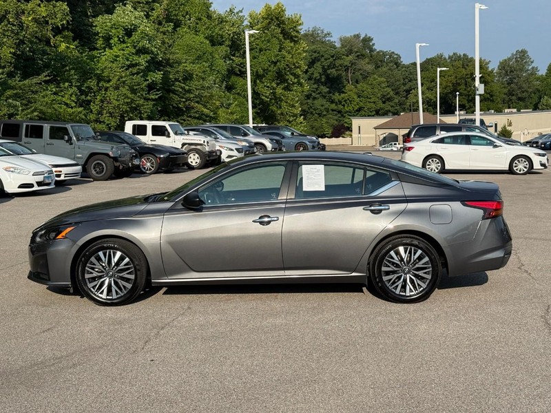 Nissan Altima Vehicle Image 03
