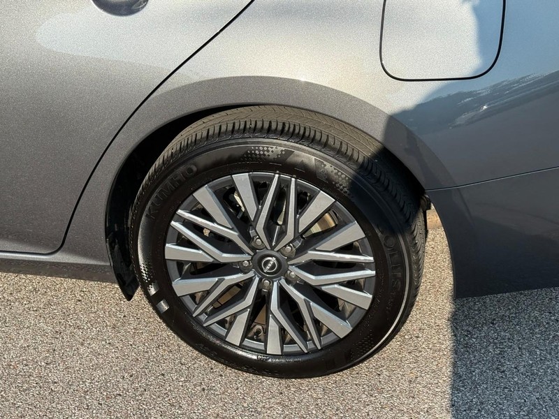Nissan Altima Vehicle Image 05
