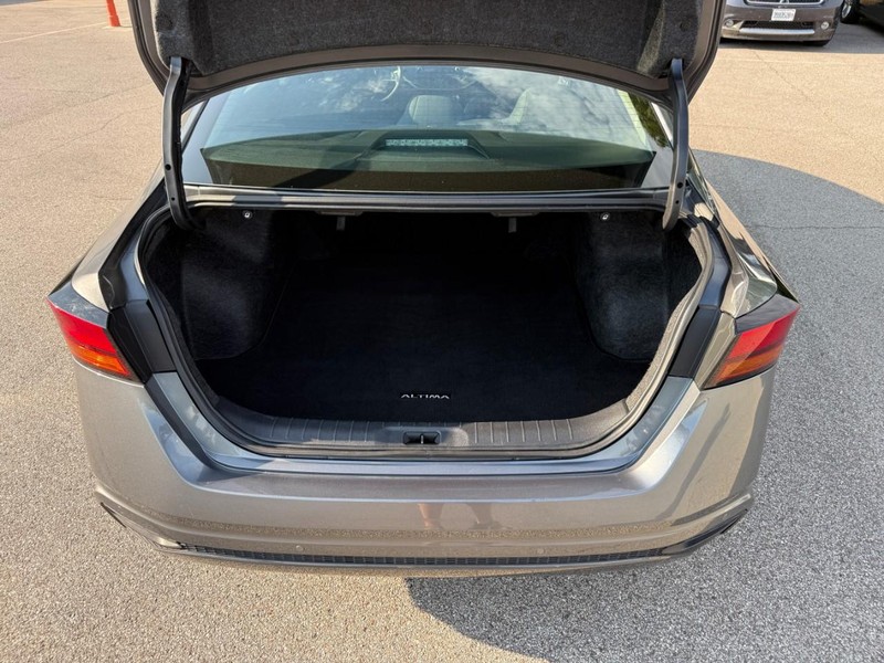 Nissan Altima Vehicle Image 07
