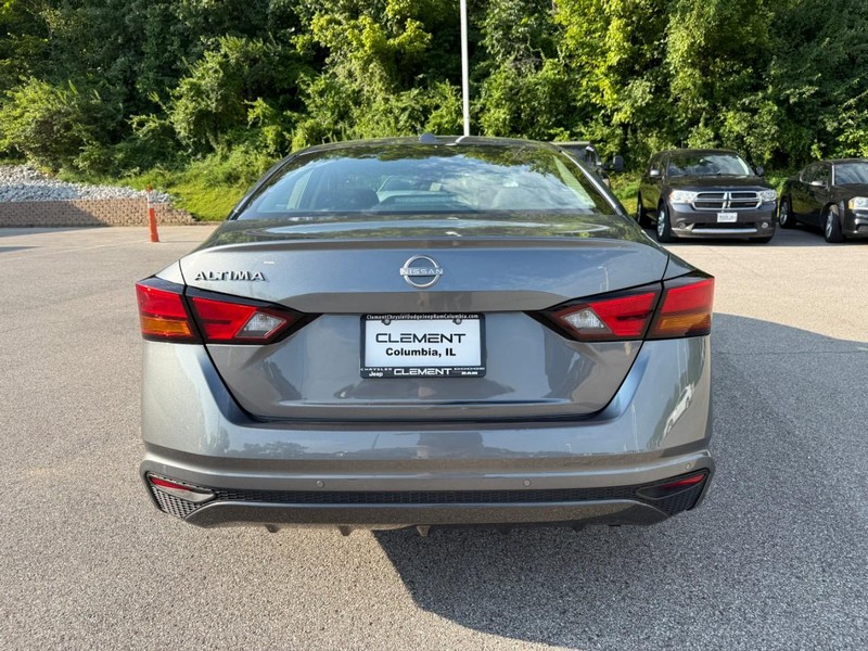 Nissan Altima Vehicle Image 08