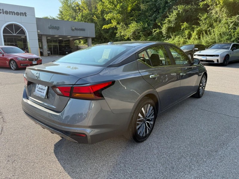 Nissan Altima Vehicle Image 09
