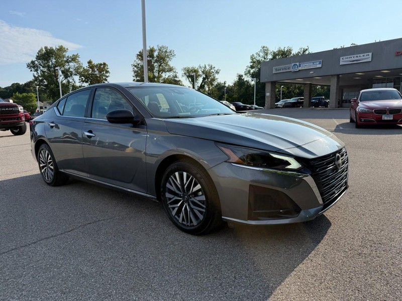 Nissan Altima Vehicle Image 11