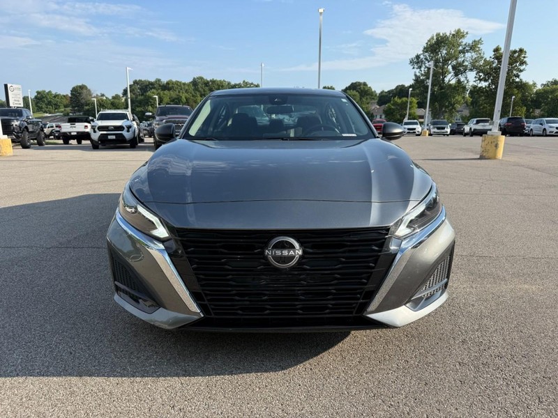 Nissan Altima Vehicle Image 12