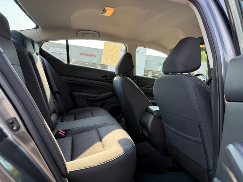 Nissan Altima Vehicle Image 13
