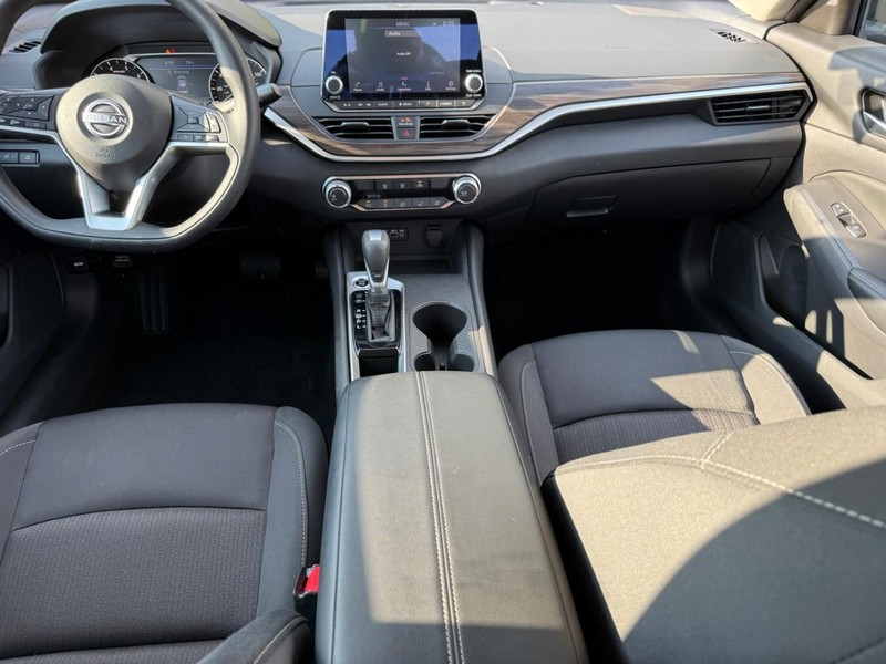 Nissan Altima Vehicle Image 14