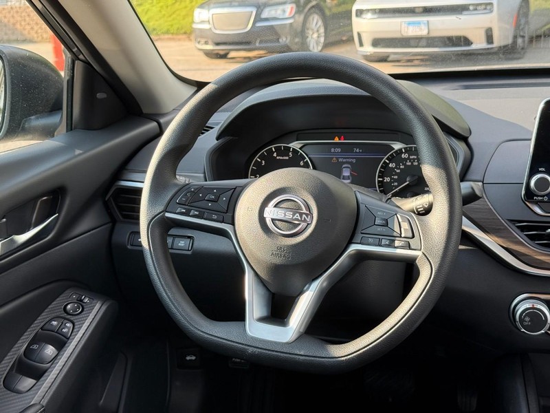 Nissan Altima Vehicle Image 15