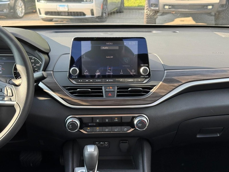 Nissan Altima Vehicle Image 16