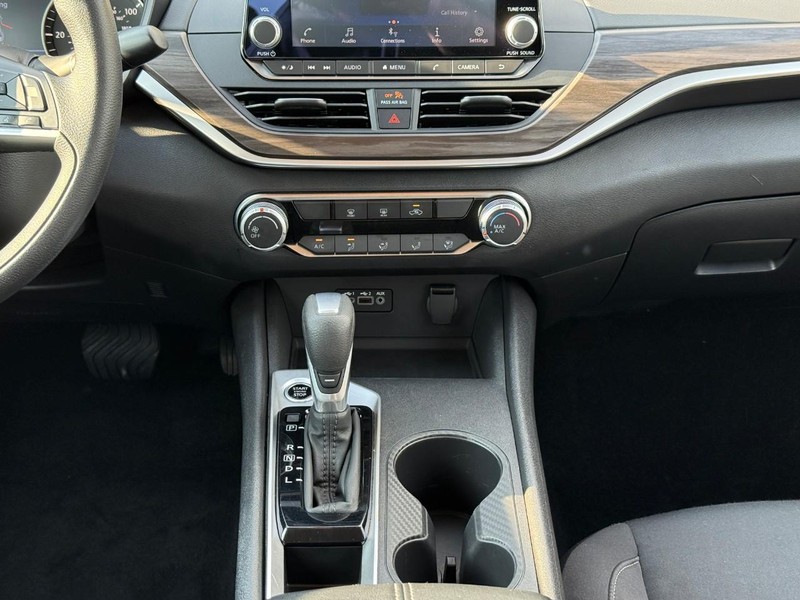 Nissan Altima Vehicle Image 17