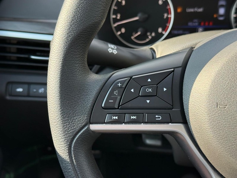 Nissan Altima Vehicle Image 22