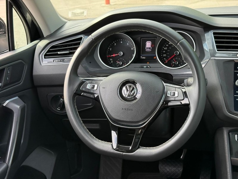 Volkswagen Tiguan Vehicle Full-screen Gallery Image 12