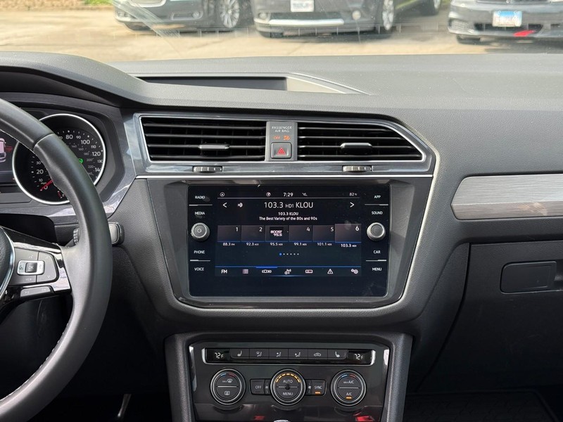 Volkswagen Tiguan Vehicle Full-screen Gallery Image 13