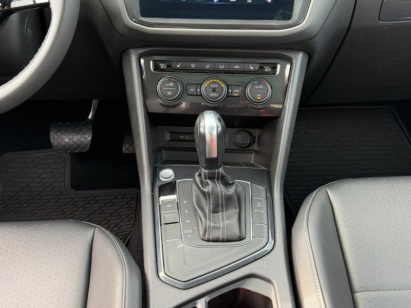 Volkswagen Tiguan Vehicle Full-screen Gallery Image 15