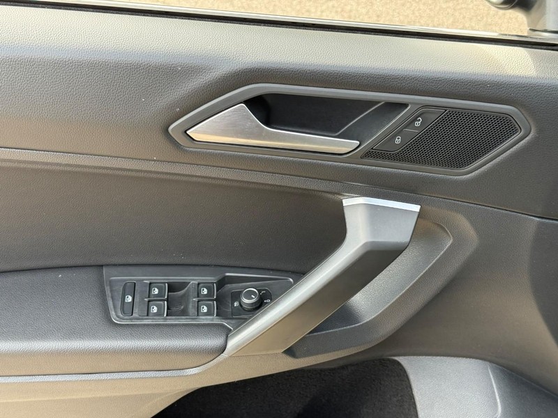 Volkswagen Tiguan Vehicle Full-screen Gallery Image 16