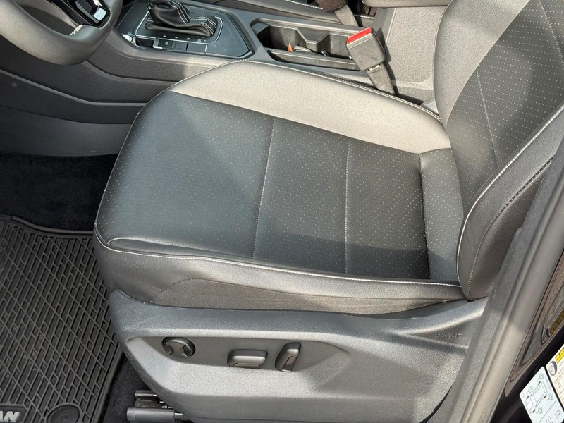 Volkswagen Tiguan Vehicle Full-screen Gallery Image 17