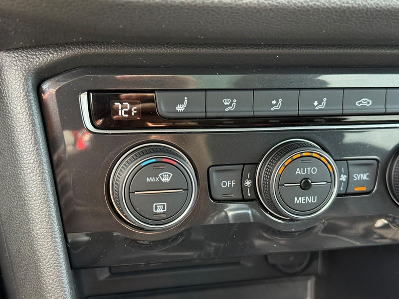 Volkswagen Tiguan Vehicle Full-screen Gallery Image 23