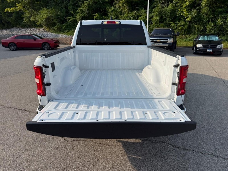 Ram 1500 Vehicle Full-screen Gallery Image 5