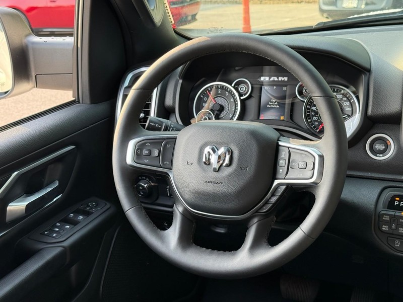 Ram 1500 Vehicle Full-screen Gallery Image 12