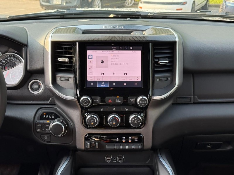 Ram 1500 Vehicle Full-screen Gallery Image 13