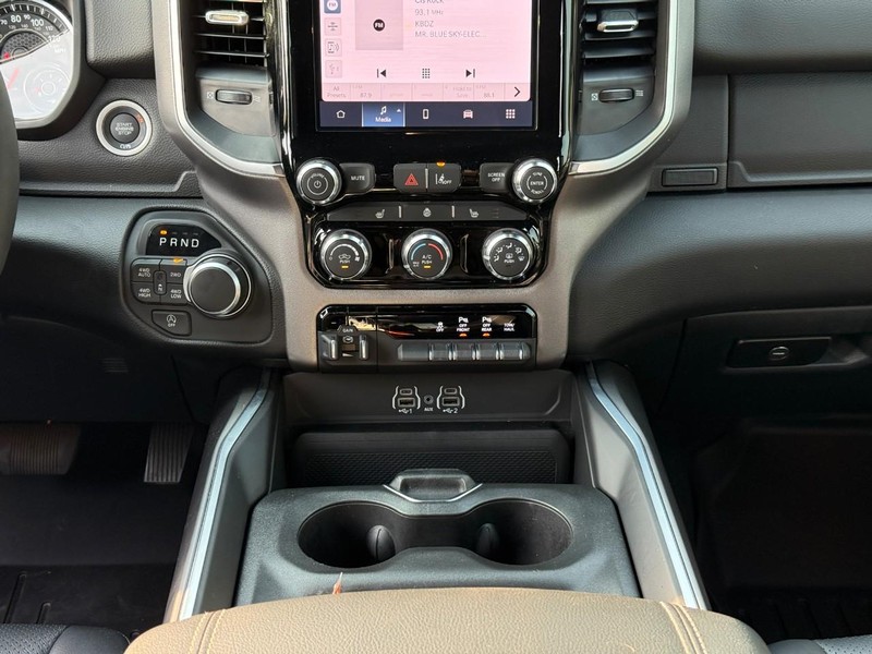 Ram 1500 Vehicle Full-screen Gallery Image 14