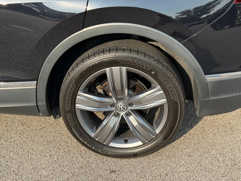 Volkswagen Tiguan Vehicle Full-screen Gallery Image 4