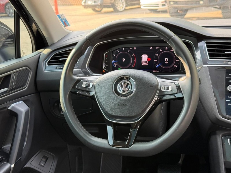 Volkswagen Tiguan Vehicle Full-screen Gallery Image 12