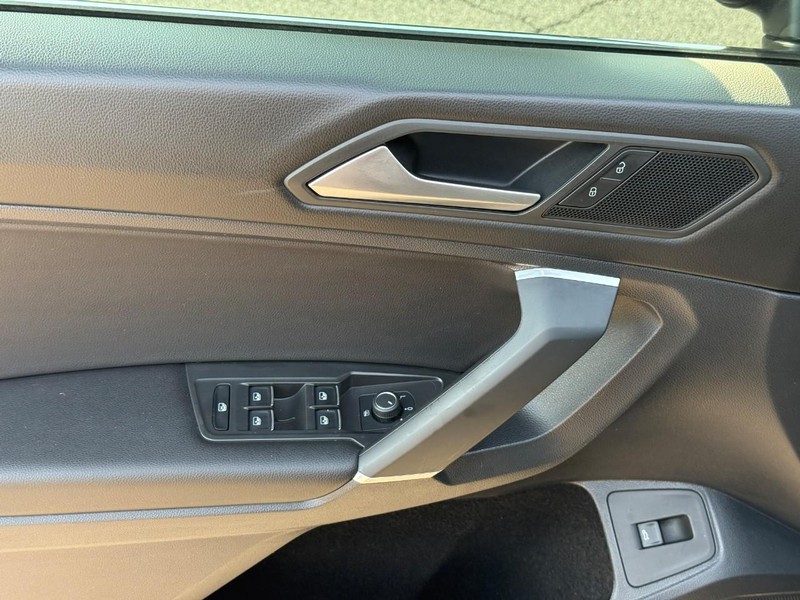 Volkswagen Tiguan Vehicle Full-screen Gallery Image 16
