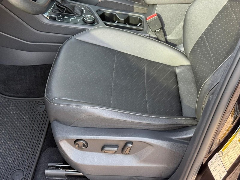 Volkswagen Tiguan Vehicle Full-screen Gallery Image 18