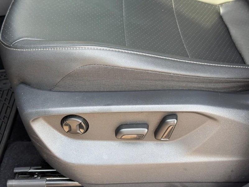 Volkswagen Tiguan Vehicle Full-screen Gallery Image 19
