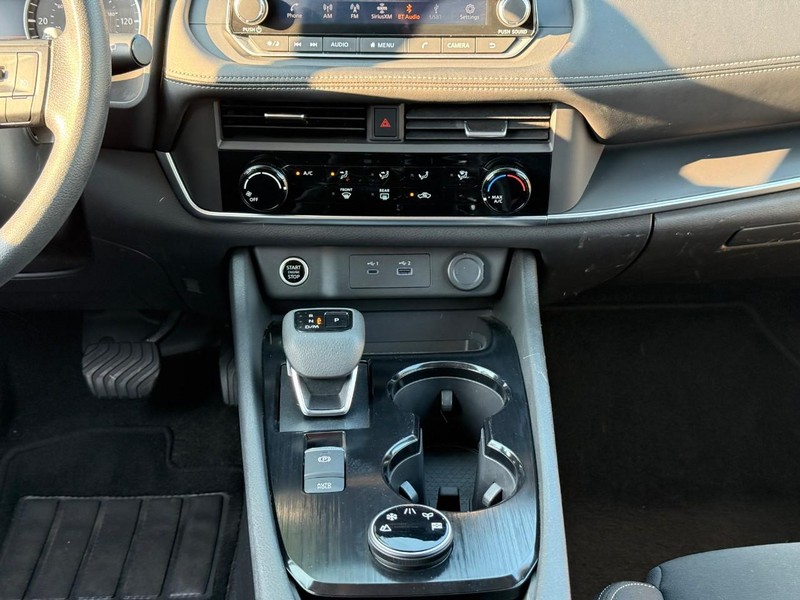 Nissan Rogue Vehicle Image 17