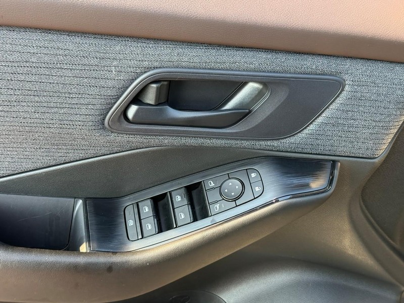 Nissan Rogue Vehicle Image 18
