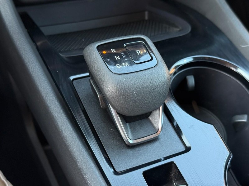 Nissan Rogue Vehicle Image 24
