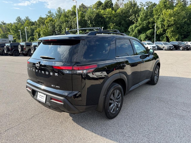 Nissan Pathfinder Vehicle Image 11