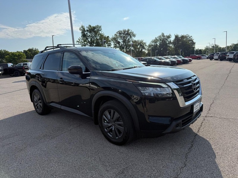 Nissan Pathfinder Vehicle Image 12
