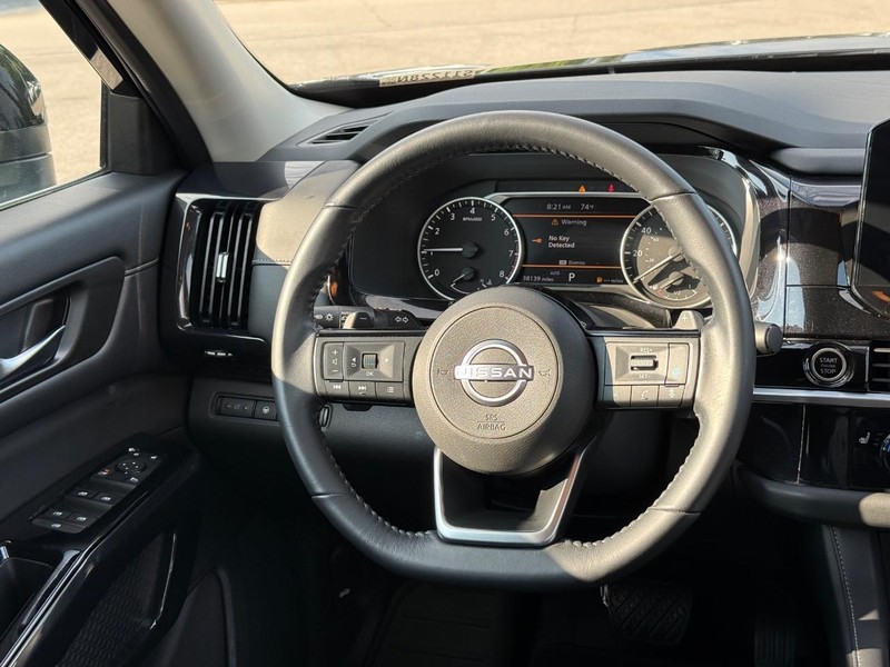 Nissan Pathfinder Vehicle Image 16